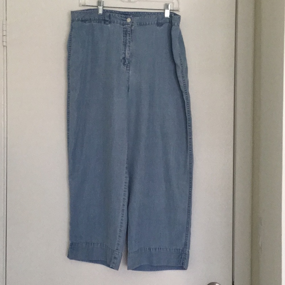 Emma James Liz Claiborne Co. Capri pants.
